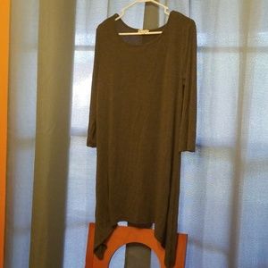 3/4 sleeve gray curved hem top